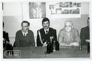 Lata 70/80. Zebranie zarządu OSP Radwanice, od lewej: Kowerczuk, Tadeusz Guszała, Józef Fiodorec